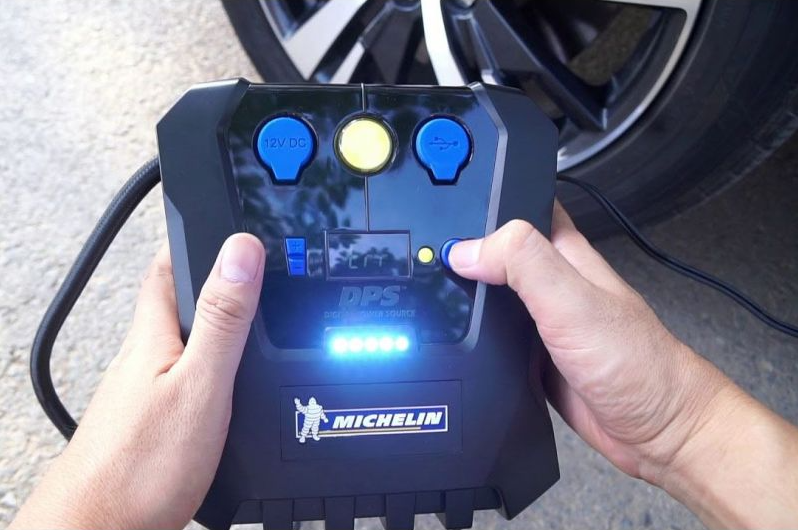 Minikompresor s vestavěnou baterií, napájení 12V, kompresor do auta i pro cyklisty, USB, max. 3,5 barů, 0,2 kW, MICHELIN MB 12V
